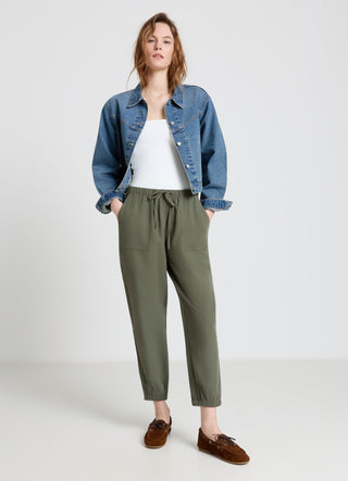 Jogger trousers with drawstring and patch pockets