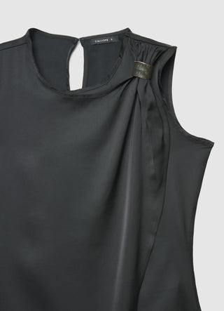 Top asimmetrico similsatin con fibbia