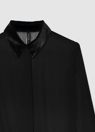 Camicia con abbottonatura nascosta e bottone gioiello