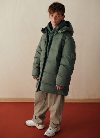 Langer, gesteppter Steppjacke mit Kapuze