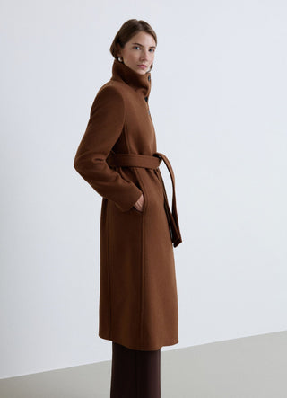 Cappotto con collo a imbuto e cintura