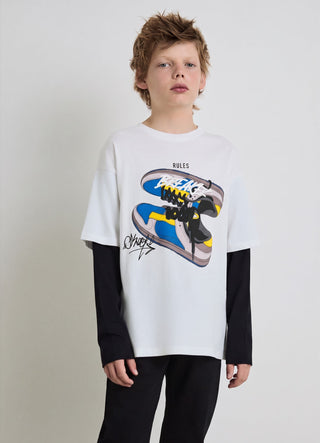 T-shirt con stampa sneakers e applicazioni