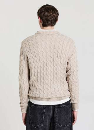 Maglia a trecce con collo derby