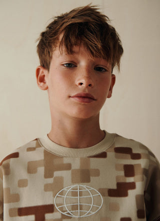 Felpa oversize con stampa camouflage e scritta