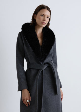 Cappotto lungo con collo in pelliccia sintetica e cintura