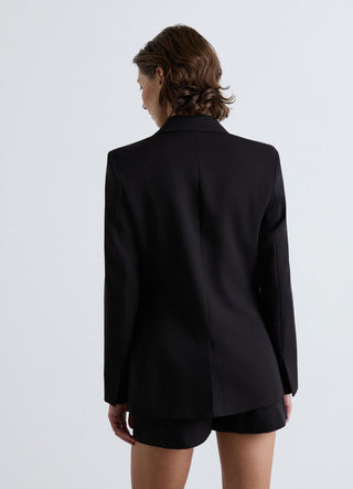 Jacke mit Taillengürtel und Brosche