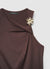 Top con scollo asimmetrico e spilla a fiore