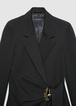 Jacke mit Taillengürtel und Brosche