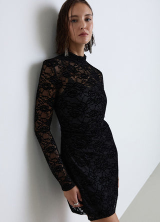 Robe courte en dentelle à col montant