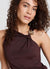 Top con scollo asimmetrico e spilla a fiore