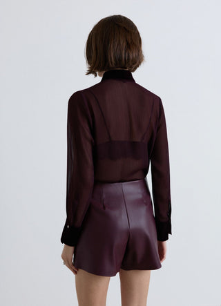 Camicia con abbottonatura nascosta e bottone gioiello
