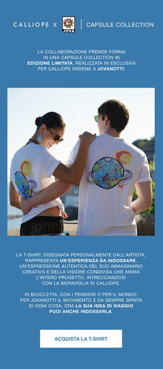 Calliope x Jova – Capsule Collection. La collaborazione prende forma in una capsule collection in edizione limitata, realizzata in esclusiva per Calliope insieme a Jovanotti. La t-shirt, disegnata personalmente dall'artista, rappresenta un'esperienza da indossare, un'espressione autentica del suo immaginario creativo e della visione condivisa che anima l'intero progetto, intrecciandosi con la meraviglia di Calliope.
Acquista la t-shirt
