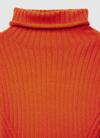 Maglia a coste con collo alto