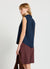 Blusa smanicata con colletto classico e scollo a V