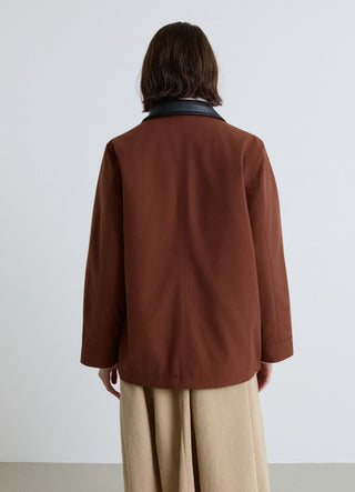 Jacke mit Kunstlederkragen und Pattentaschen