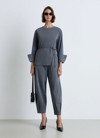 Blusa girocollo con laccio in vita